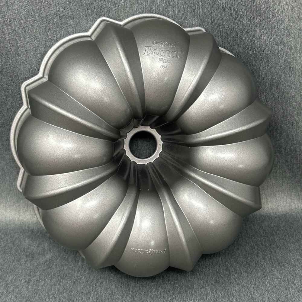 Nordic Ware Original Bundt Cake Pan USA Silver Tone Non-Stick Fluted Cake 10"